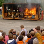 Vorführung Löschen eines Wohnzimmerbrandes im Container